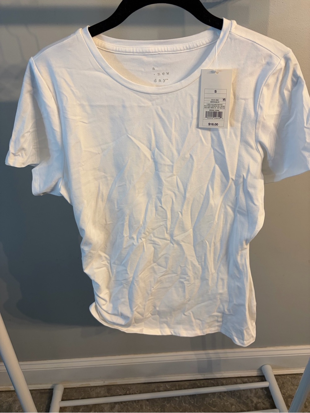NWT ✨ a new day White Short Sleeve Crewneck Tee with side rouching- small